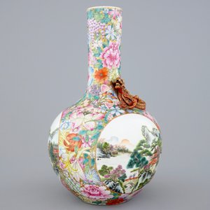 Un vase millefleurs de forme bouteille en porcelaine de Chine famille rose, 19/20ème — photo 2