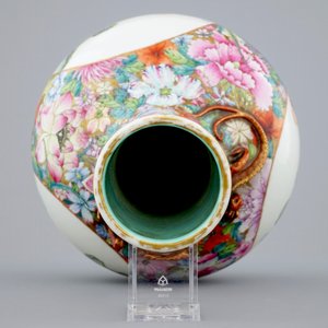 Un vase millefleurs de forme bouteille en porcelaine de Chine famille rose, 19/20ème — photo 5