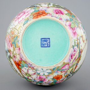 Un vase millefleurs de forme bouteille en porcelaine de Chine famille rose, 19/20ème — photo 6