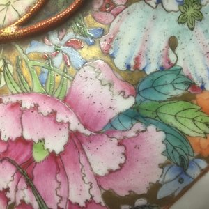 Un vase millefleurs de forme bouteille en porcelaine de Chine famille rose, 19/20ème — photo 8