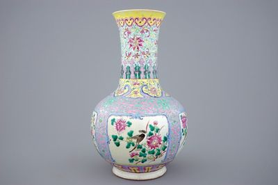 Un vase millefleurs de forme bouteille en porcelaine de Chine famille rose pour l'Indonésie, 19/20ème