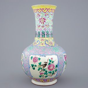 Un vase millefleurs de forme bouteille en porcelaine de Chine famille rose pour l'Indonésie, 19/20ème — photo 1