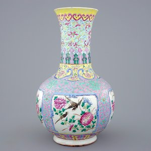 Un vase millefleurs de forme bouteille en porcelaine de Chine famille rose pour l'Indonésie, 19/20ème — photo 2