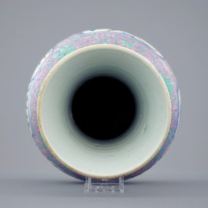 Un vase millefleurs de forme bouteille en porcelaine de Chine famille rose pour l'Indonésie, 19/20ème — photo 5