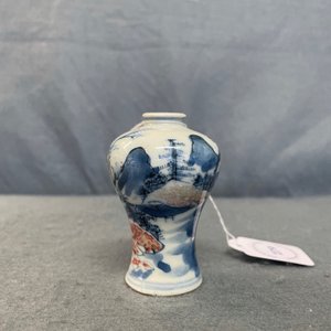 Un vase miniature de forme meiping en porcelaine de Chine en bleu, blanc et rouge de cuivre, Kangxi — photo 8