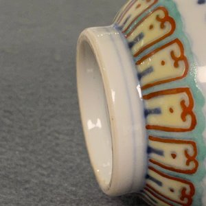 Un vase miniature en porcelaine de Chine doucai, marque et époque de Yongzheng — photo 12