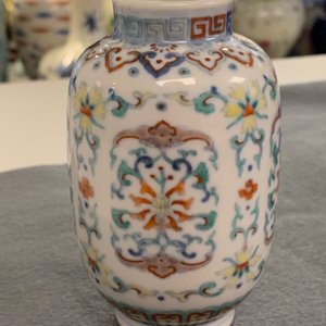 Un vase miniature en porcelaine de Chine doucai, marque et époque de Yongzheng — photo 8