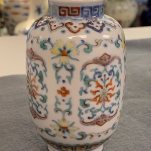 Un vase miniature en porcelaine de Chine doucai, marque et époque de Yongzheng — photo 9