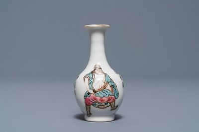 Un vase miniature en porcelaine de Chine famille rose à décor 'Wu Shuang Pu', 19ème