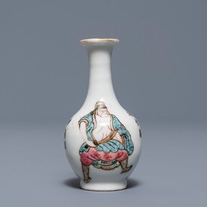 Un vase miniature en porcelaine de Chine famille rose à décor 'Wu Shuang Pu', 19ème — photo 1