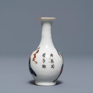 Un vase miniature en porcelaine de Chine famille rose à décor 'Wu Shuang Pu', 19ème — photo 2