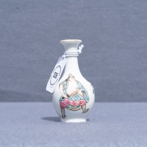 Un vase miniature en porcelaine de Chine famille rose à décor 'Wu Shuang Pu', 19ème — photo 7