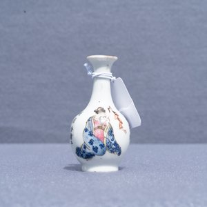 Un vase miniature en porcelaine de Chine famille rose à décor 'Wu Shuang Pu', 19ème — photo 8