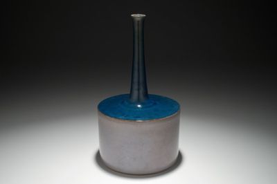 Un vase moderniste de forme bouteille en gris et bleu, Perignem, 2ème moitié du 20ème