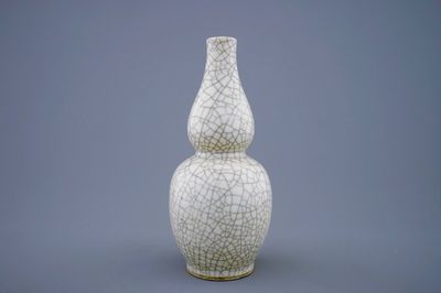 Un vase monochrome de forme double gourde en porcelaine de Chine craquelé, 19ème
