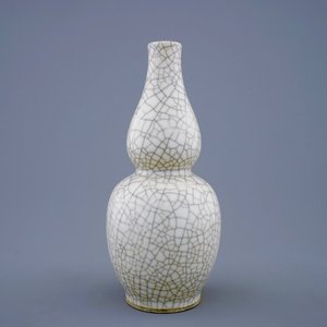 Un vase monochrome de forme double gourde en porcelaine de Chine craquelé, 19ème — photo 1