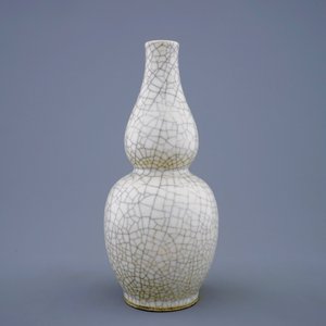 Un vase monochrome de forme double gourde en porcelaine de Chine craquelé, 19ème — photo 4