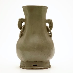Un vase monochrome en porcelaine de Chine céladon, 19ème — photo 1
