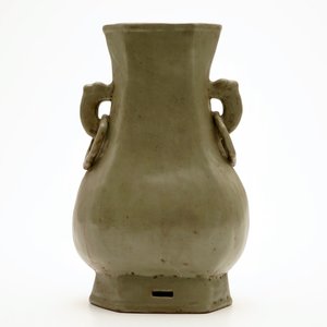 Un vase monochrome en porcelaine de Chine céladon, 19ème — photo 3