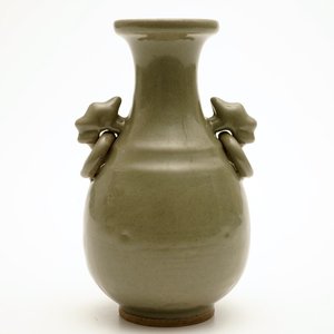Un vase monochrome en porcelaine de Chine céladon, 19ème — photo 1
