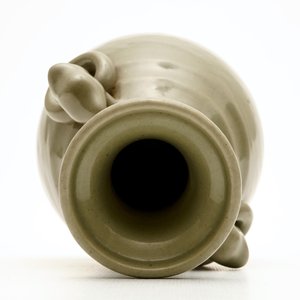 Un vase monochrome en porcelaine de Chine céladon, 19ème — photo 6
