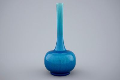 Un vase monochrome turquoise en porcelaine de Japon, Awaji, 19ème