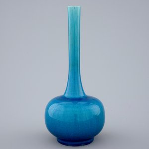Un vase monochrome turquoise en porcelaine de Japon, Awaji, 19ème — photo 2