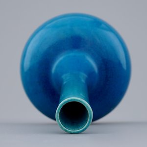 Un vase monochrome turquoise en porcelaine de Japon, Awaji, 19ème — photo 6