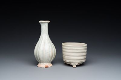 Un vase mural et un brûle-parfum en porcelaine de Chine qingbai, Song