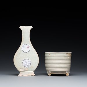 Un vase mural et un brûle-parfum en porcelaine de Chine qingbai, Song — photo 3