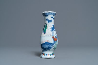 Un vase murale en porcelaine de Chine wucai, époque Transition