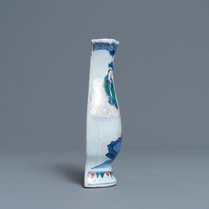 Un vase murale en porcelaine de Chine wucai, époque Transition — photo 2