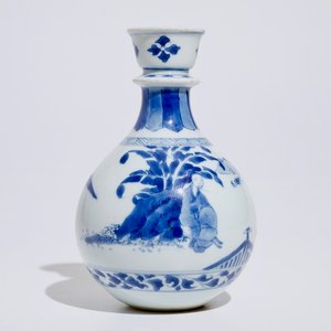 Un vase ou base de huqqah en porcelaine de Chine bleu et blanc, Kangxi — photo 1