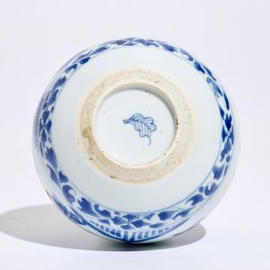 Un vase ou base de huqqah en porcelaine de Chine bleu et blanc, Kangxi — photo 5