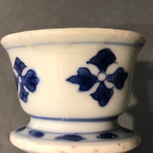 Un vase ou base de huqqah en porcelaine de Chine bleu et blanc, Kangxi — photo 7