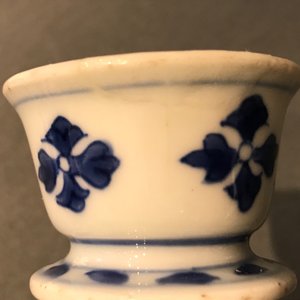 Un vase ou base de huqqah en porcelaine de Chine bleu et blanc, Kangxi — photo 9
