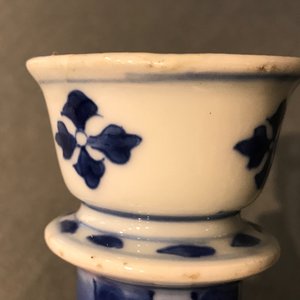 Un vase ou base de huqqah en porcelaine de Chine bleu et blanc, Kangxi — photo 10