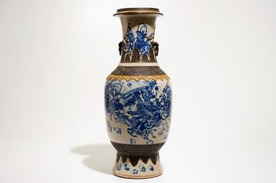 Un vase porcelaine de Chine bleu et blanc Nanking aux guerriers, 19ème