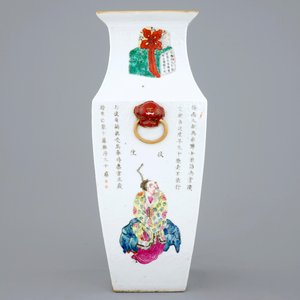 Un vase quadrangulaire en porcelaine de Chine à décor de Wu Shuang Pu, 19ème — photo 5