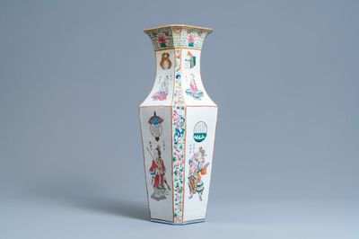 Un vase quadrangulaire en porcelaine de Chine famille rose à décor 'Wu Shuang Pu', 19ème
