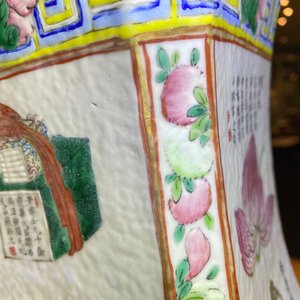 Un vase quadrangulaire en porcelaine de Chine famille rose à décor 'Wu Shuang Pu', 19ème — photo 12