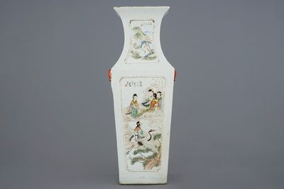 Un vase rectangulaire en porcelaine de Chine qianjiang cai aux immortels et paysages, 19/20ème