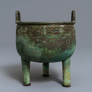 Un vase rituel de forme ding en bronze à inscription, Dynastie Des Zhou Occidentaux (11ème - 8ème a.J-C) — photo 1