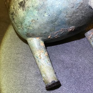 Un vase rituel de forme ding en bronze à inscription, Dynastie Des Zhou Occidentaux (11ème - 8ème a.J-C) — photo 17