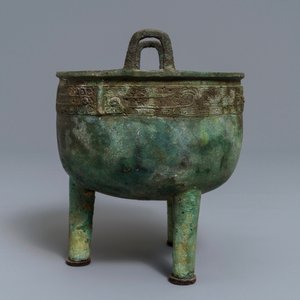 Un vase rituel de forme ding en bronze à inscription, Dynastie Des Zhou Occidentaux (11ème - 8ème a.J-C) — photo 2