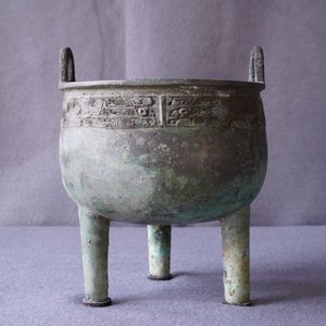 Un vase rituel de forme ding en bronze à inscription, Dynastie Des Zhou Occidentaux (11ème - 8ème a.J-C) — photo 28