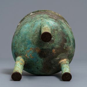 Un vase rituel de forme ding en bronze à inscription, Dynastie Des Zhou Occidentaux (11ème - 8ème a.J-C) — photo 5