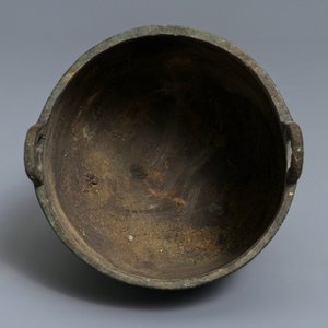 Un vase rituel de forme ding en bronze à inscription, Dynastie Des Zhou Occidentaux (11ème - 8ème a.J-C) — photo 6