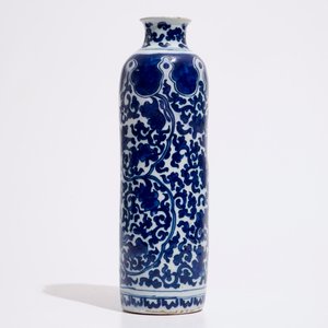 Un vase rouleau en faïence de Delft aux rinceaux de lotus de style Ming, ca. 1700 — photo 2
