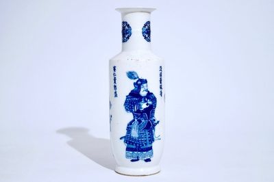 Un vase rouleau en porcelaine de Chine bleu et blanc à décor Wu Shuang Pu, 19/20ème